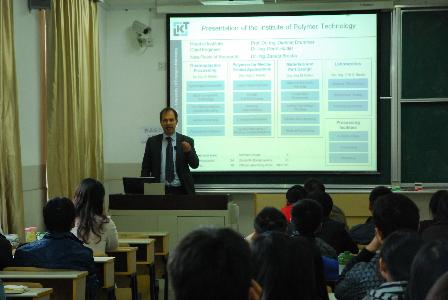 Dietmar Drummer教授为动漫之家
本科生授课