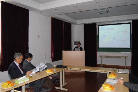 张人为等认真听取动漫之家
院长汇报